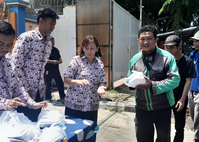 Sekolah Sariputra Cirebon dan PSMTI  Gelar Bakti Sosial, Bagikan Ratusan Paket Nasi Kotak ke Pengguna Jalan