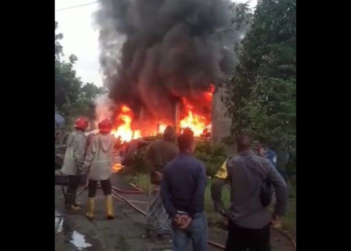 Kebakaran Pabrik Vulkanisir Ban di Plumbon Cirebon, 5 Unit Mobil Damkar Dikerahkan