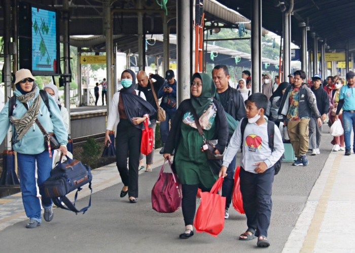 Puncak Mudik Nataru, 48 Ribu Orang Datang dan Pergi dari Stasiun Cirebon