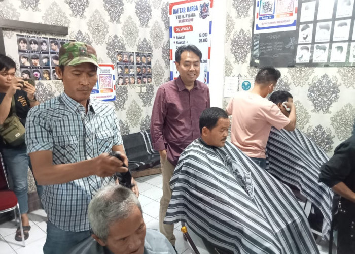 Berikan Potong Rambut Gratis, Relawan Yuh Gas Nang Wong Cirebon Deklarasi Dukung Pasangan BERES 