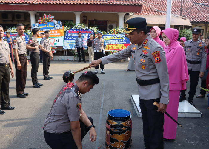Kapolres Cirebon Kota Pimpin Upacara Korps Raport Kenaikan Pangkat Reguler 28 Personel 