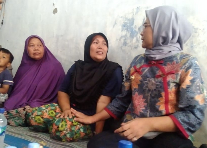 Bupati Nina Kunjungi Rumah Orang Tua Muhammad Rizky, Bocah Terseret Ombak 