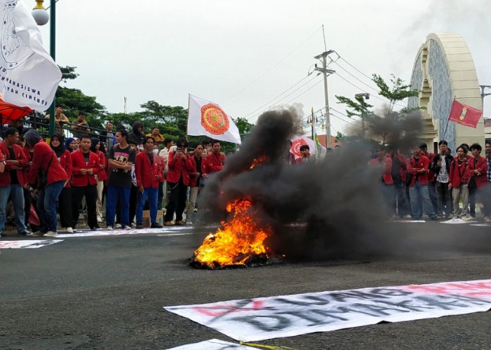 Soroti 100 Hari Kinerja DPRD Kabupaten Cirebon dan Isu Publik Lainnya, Puluhan Mahasiswa Gelar Aksi Unjuk Rasa