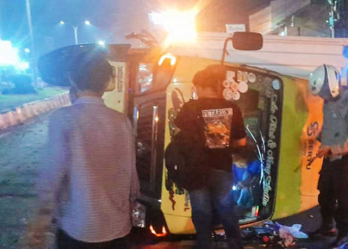 BREAKING  NEWS: Sopir Mengantuk, Mobil Boks Terguling Tabrak Media Tengah Jalan di Kedwaung