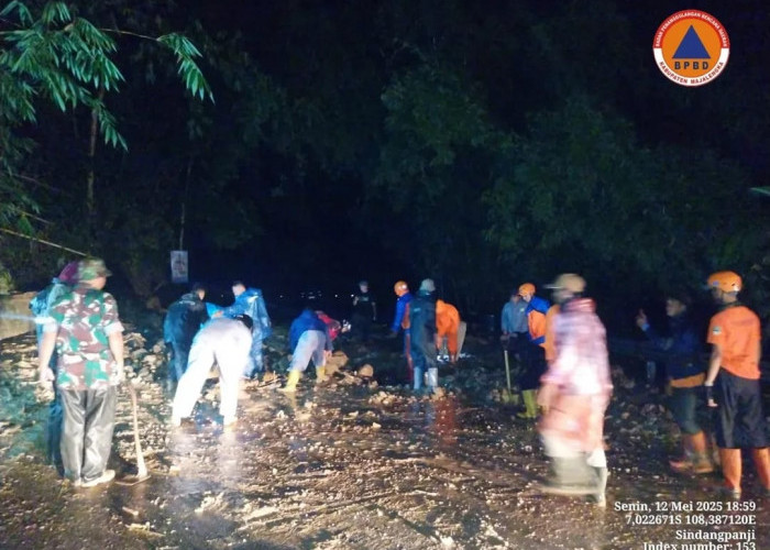 Petugas Gabungan Bersihkan Material Longsor, Jalan Kuningan-Majalengka di Cikijing Masih Ditutup
