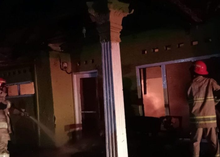 Rumah Terkunci Ditinggal Berobat, Warga Megu Cilik Cirebon Syok Lihat Api Lahap Hunian