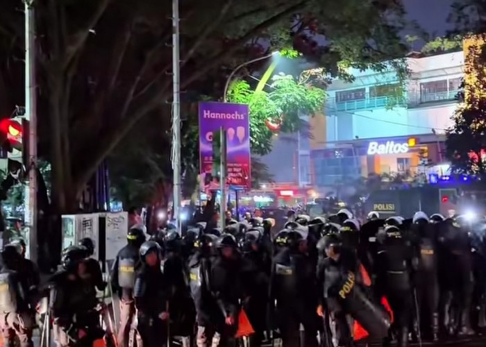Chaos di Bandung Saat May Day, Polisi Amankan Massa Berbaju Hitam
