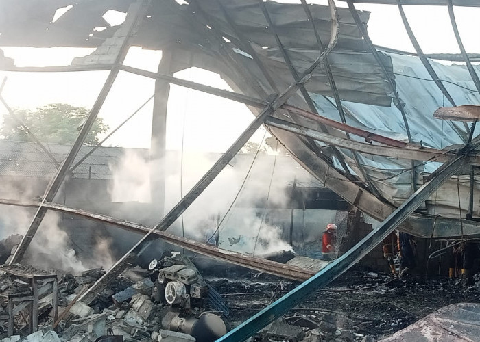 Kebakaran Pabrik Rotan di Plumbon Cirebon Hanguskan 3 Bangunan, Hampir 4 Jam Api Berkobar