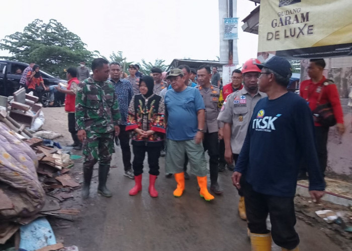 Tinjau Banjir di Cirebon Timur, Mensos Risma: Bantuan Akan Dimaksimalkan 