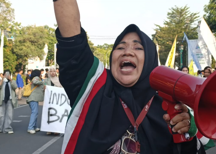 Mak Denok Demo Bareng Mahasiswa di Cirebon: Prabowo, Kami Tidak Butuh MBG!