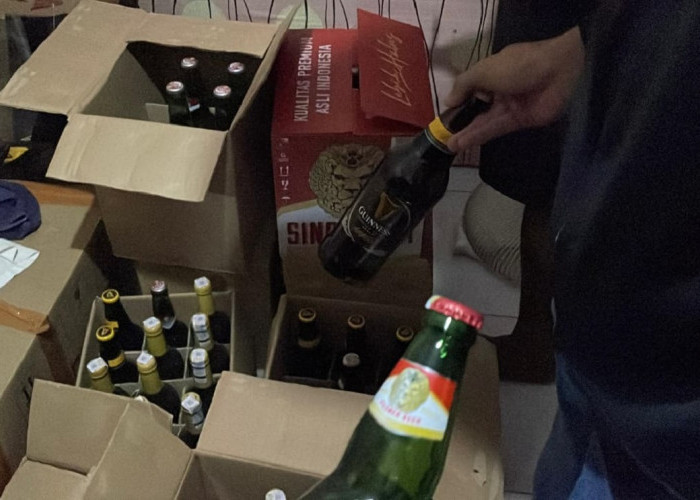 Polisi Amankan 108 Botol Miras yang Dijual Eceran di Suranenggala