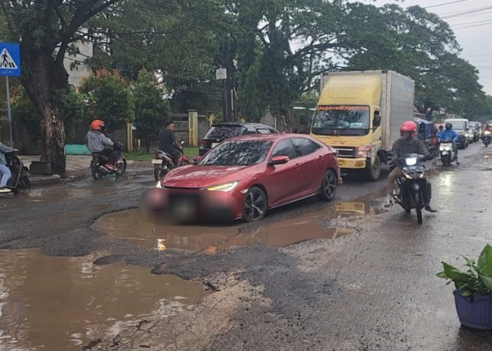 Jalan Rusak Kanci–Sindanglaut Depan SMAN 1 Astanajapura, Warga Minta Segera Diperbaiki 