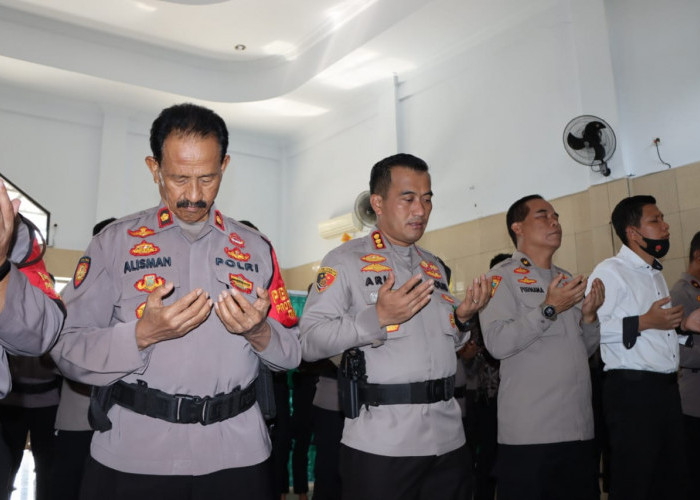 Polresta Cirebon Gelar Salat Gaib dan Doa Bersama untuk Korban Tragedi Stadion Kanjuruhan