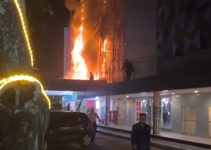 Petugas Damkar Kota Cirebon Masih Mencari Penyebab Kebakaran Grage Mall