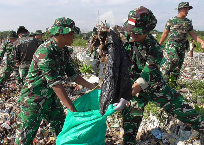 Kodim 0614/Kota Cirebon Bersama BBWS Gelar Aksi Bersih Pantai di Pesisir Kesenden