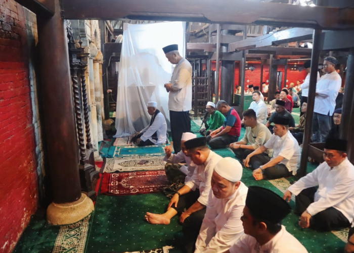 Sambut Hari Jadi ke-597 Kota Cirebon, Gus Mul Lakukan Sholat Ashar Berjamaah di Masjid Sang Cipta Rasa