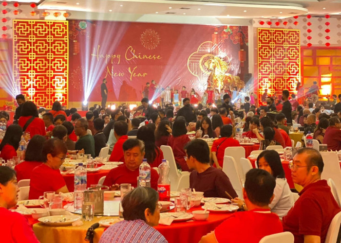 Meriah dan Penuh Kehangatan, Imlek 2026 di Cahaya Restaurant Cirebon Banjir Hadiah