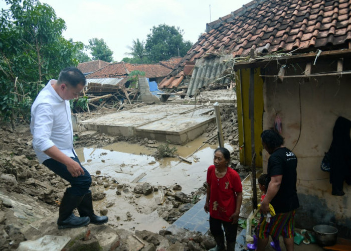 Desa Ujungjaya Sumedang Diterjang Banjir, Pj Gubernur Jabar Langsung Tinjau Lokasi Terdampak