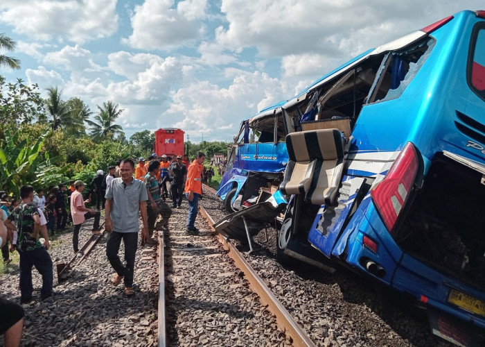 Detik-detik Kereta Api Hantam Bus, Menurut Anton Penjaga Perlintasan di Martapura