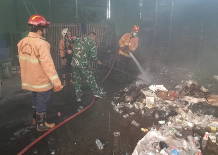 TPS Jagasatru Kota Cirebon Terbakar, Diduga Dipicu Puntung Rokok, Satu Becak Hangus