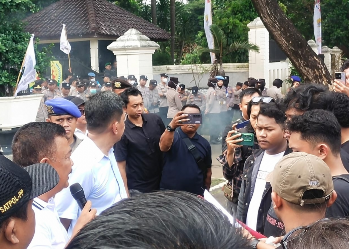 Demo Mahasiswa di Cirebon Soroti Jalan Rusak dan Sampah, Klaim Pemkab Sudah Transparan