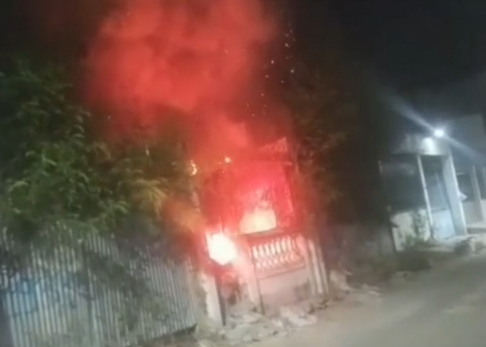 Rumah Kosong Dua Lantai di Pekalangan Cirebon Terbakar