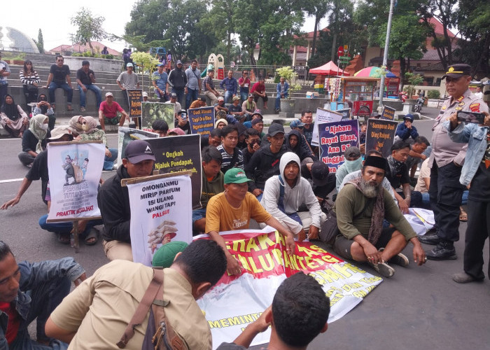 Warga Hulubanteng Demo dan Tahlilan di Depan Kantor Bupati Cirebon