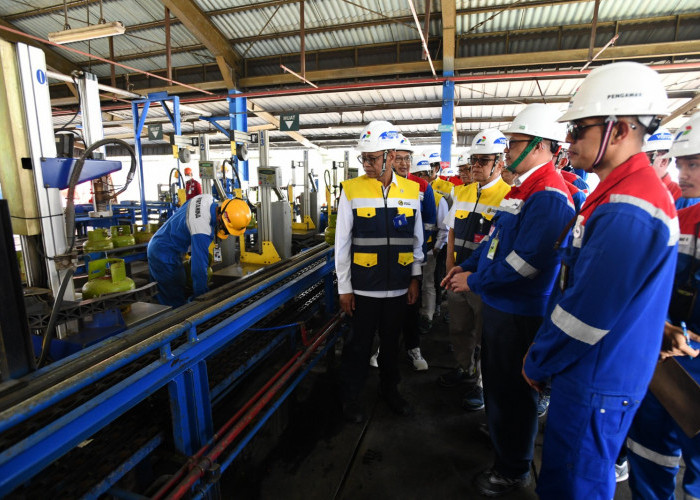 Tinjau Fuel Termin Padalarang Bersama Wamen ESDM, Pertamina Pastikan Stok BBM & LPG Aman Selama Idulfitri 2026