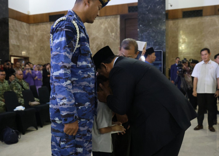 Cium Anak Prajurit TNI Gugur di Lebanon, Presiden Prabowo Tunjukkan Empati ke Keluarga Almarhum 