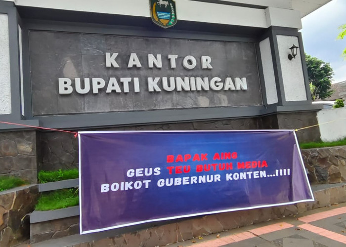 Spanduk Boikot ‘Bapa Aing Gubernur Konten’ Terbentang di Kantor Bupati Kuningan