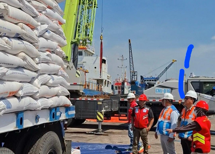 Kolaborasi Perdana Pelindo dan Bulog, 2.000 Ton Beras Diberangkatkan dari Jawa ke Sumatera