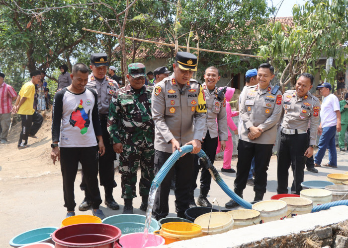 Kekeringan Masih Melanda Kota Cirebon, Kapolres Ciko Bagikan Air Bersih di Kopiluhur 