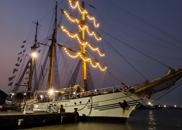 KRI Dewaruci Sandar di Cirebon, Masyarakat Bisa Naik Kapal Legendaris TNI AL Gratis hingga 18 Oktober