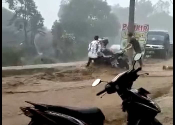 Pemandangan Ngeri Banjir di Panyaweuyan Majalengka, Sejumlah Sepeda Motor Nyaris Terseret Arus