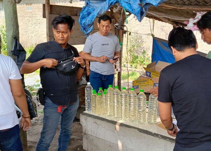Polisi Menyisir Warung di Arjawinangun kabupaten Cirebon, Puluhan Botol Miras Disita