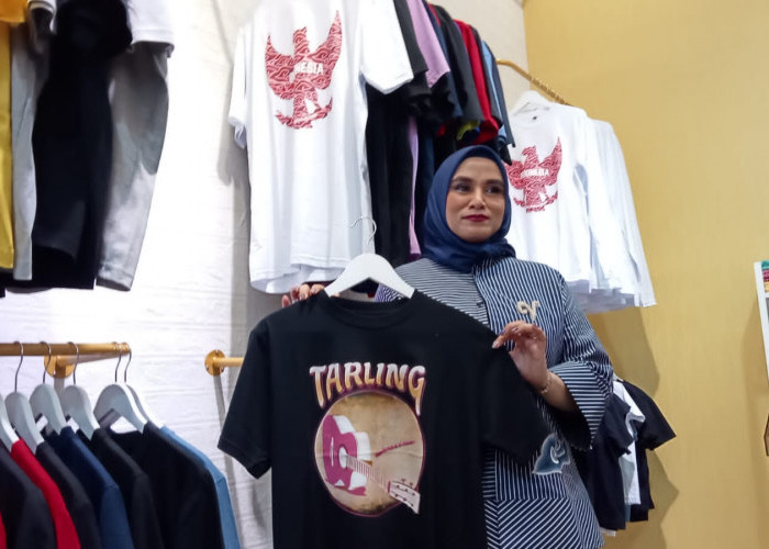Umae Tris Hadirkan Kaos dan Hijab Cirebonan