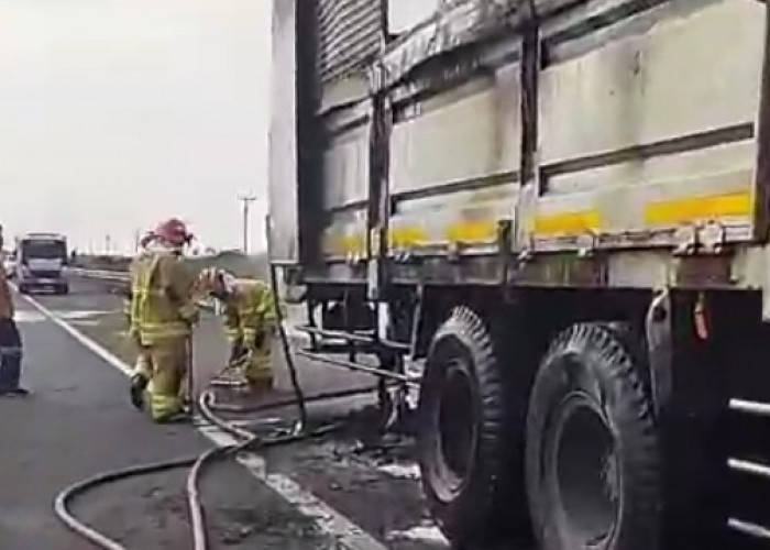 Kebakaran Truk Ekspedisi di Tol Kanci-Pejagan, Dua Kru Berhasil Selamat