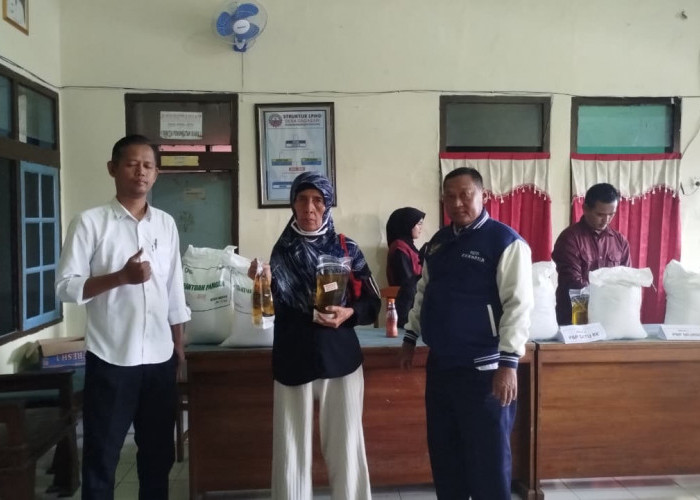 Harga Sembako Melambung, 934 Keluarga di Desa Gagasari Cirebon Dapat Bantuan Pangan