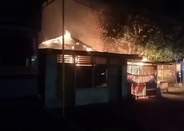 Kebakaran Warung di Jl Perjuangan Cirebon, Api Muncul dari Dapur