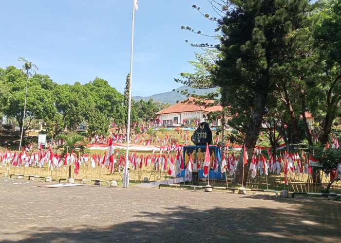 Ngamen ke Pasar Cilimus, Sejarah Pemasangan 10.001 Bendera di Gedung Naskah Linggarjati