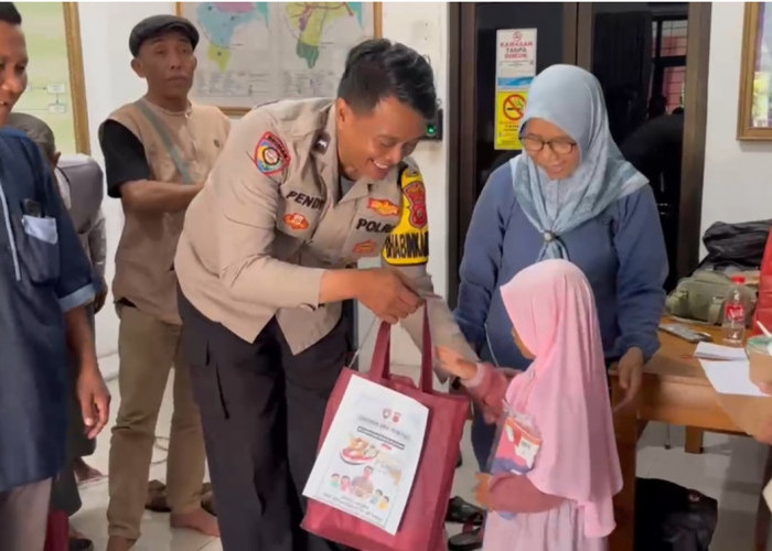 Polisi Santuni Anak Yatim, Bhabinkamtibmas Kejaksan Tebar Kepedulian Sambut Hari Bhayangkara ke-80