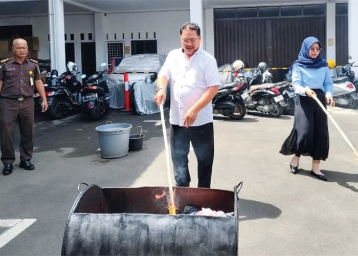 Kejari Kuningan Musnahkan Barang Bukti dari 30 Perkara Pidana