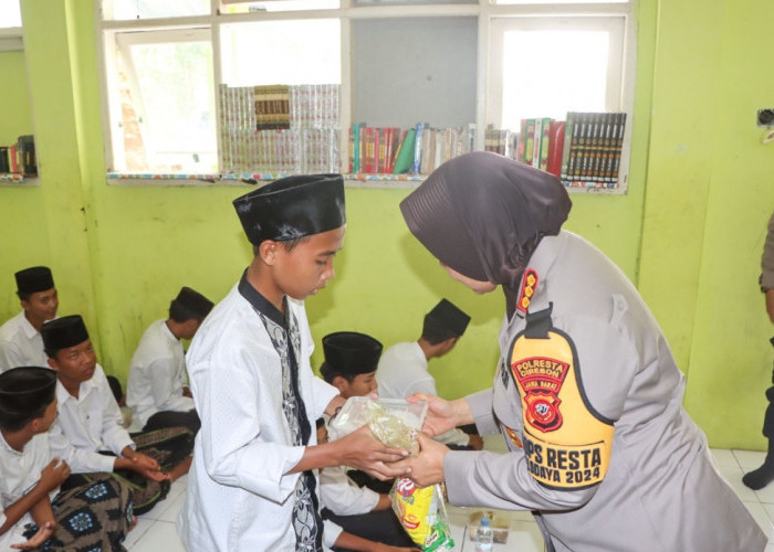 Peringati Hari Santri Nasional, Polresta Cirebon Bagikan Ribuan Paket Makanan Sehat Gratis 