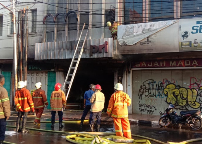 Kebakaran Ruko di Jalan Pasuketan Cirebon, Dagangan Kain dan Pakaian Ludes Terbakar