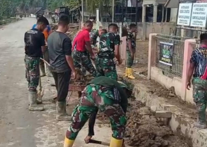 Lumpur di Aceh Tamiang Terus Dilibas dari Jalan Raya, Kantor Desa, RS, hingga Puskesmas
