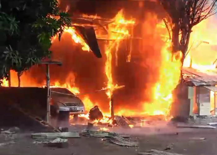 Kebakaran di Jl Diponegoro Cirebon, Sebuah Mobil Ikut Terbakar