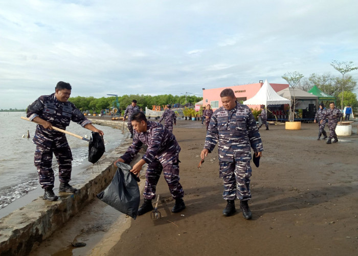 Jaga Ekosistem Lingkungan Pesisir, TNI AL Lakukan Hal ini di Pantai Kejawanan 
