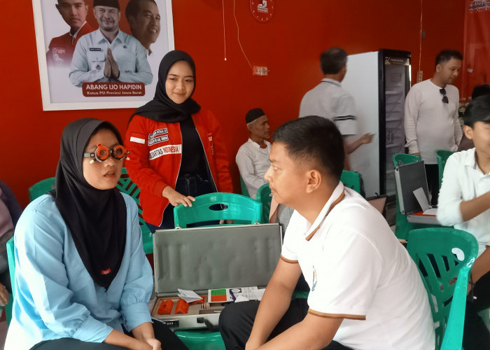 Peduli, DPD PSI Kabupaten Cirebon Gelar Pemeriksaan dan Pembagian Kacamata Gratis 