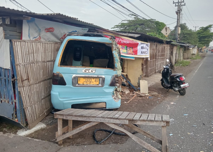 Hilang Kendali, Angkot GG Sruduk Warung di Klayan, Begini Kondisi Sopirnya 
