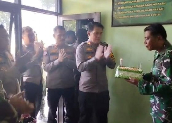 Kejutan Ulang Tahun untuk Danramil Lemahwungkuk dari Kapolsek, Wujudkan Sinergitas TNI-Polri